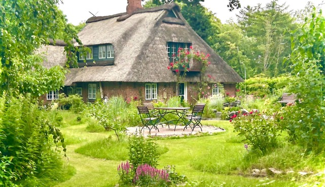 Cottage 'Reetdachhaus Bischoff' with Private Terrace, Private Garden and Wi-Fi