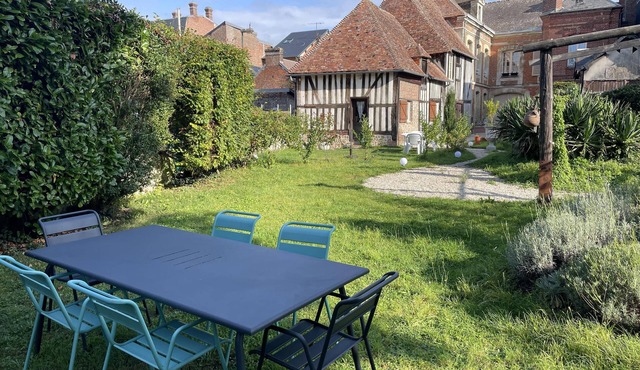 Cottage sleeps 5 with garden in downtown Livarot