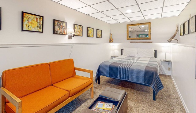 Cottage studio near downtown Eureka Springs with WiFi, smart TV & patio