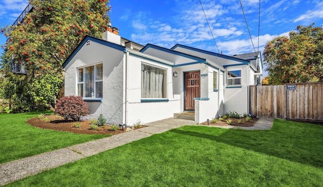 Cottage vibes with a Spanish flare in N. Seattle. Minutes to Lightrail station!