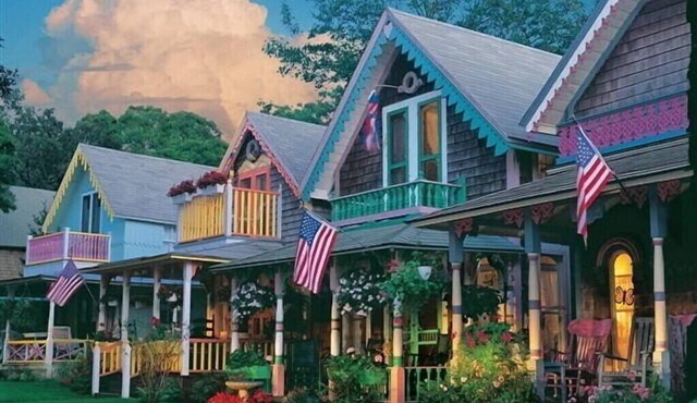 Cottage w/ distant WATERVIEW, 0.2 miles off Circuit Ave, quiet & private