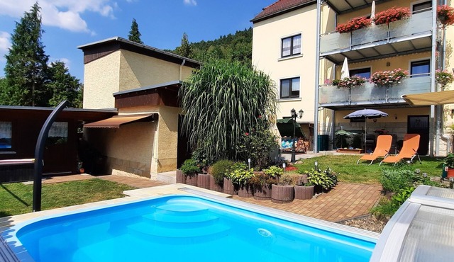 Cottage with garden and pool use