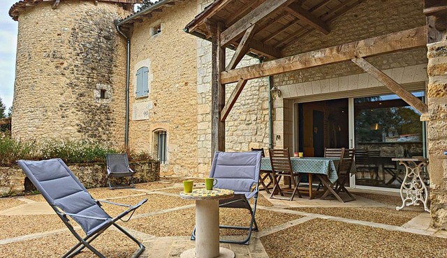 Cottage with Heated Pool, Jacuzzi and Private Garden