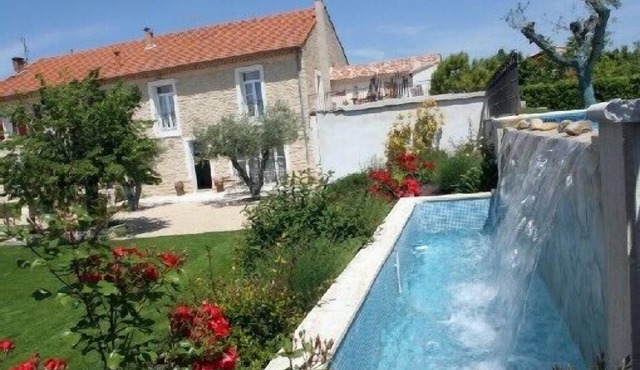 Cottage with infinity pool in Provencal farmhouse