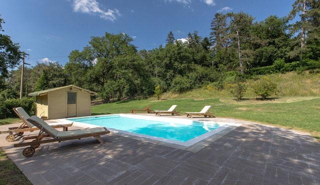 Cottage with swimming pool, veranda, garden and private parking