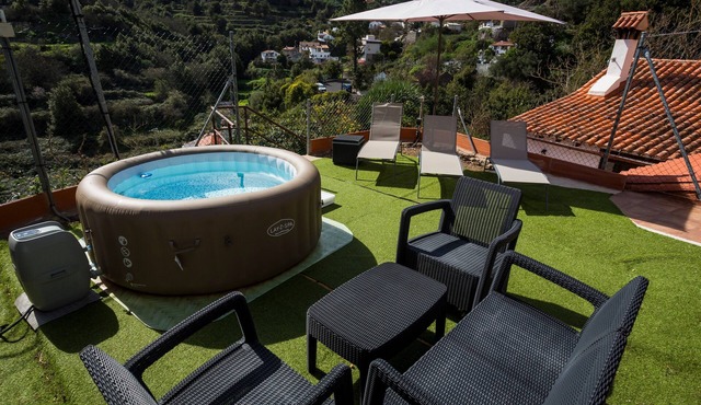 Cottage with jacuzzi, mountain views and WiFi (suitable for teleworking)