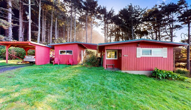 Cottage with Panoramic Ocean Views in Quiet Area - Dogs OK