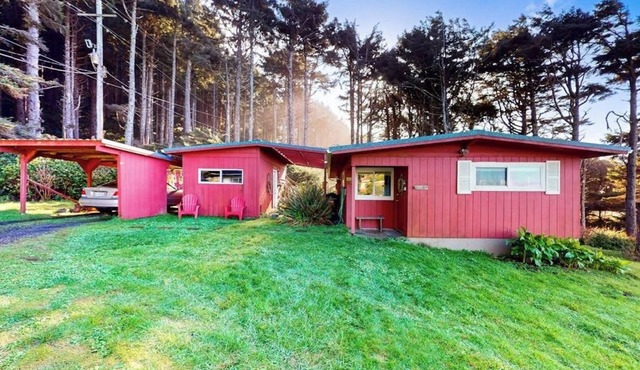 Cottage with Panoramic Ocean Views in Quiet Area - Dogs OK