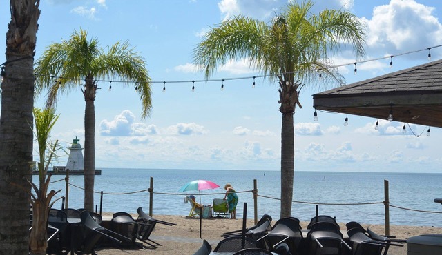 Cottage with Pool, Dock and close to Sandy Beach