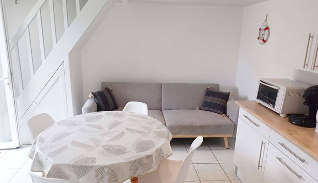 Cottage with Terrace, Parking 800m from the Beach