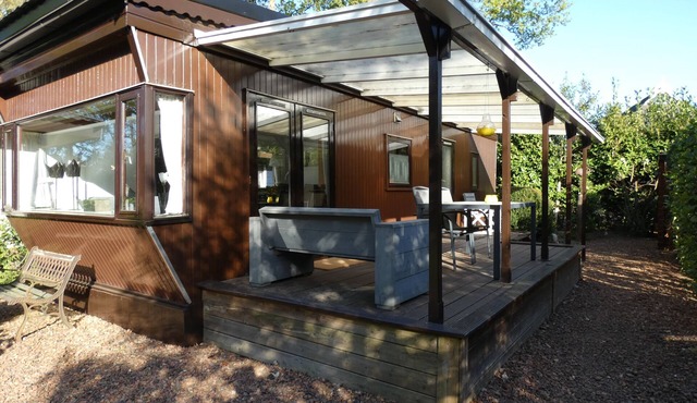 Cottage with veranda for rent against forest edge, ideal for peace seekers