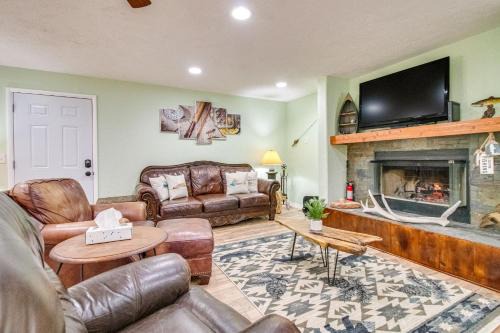 Cotter Home w/Deck ~ 1 Mi to Big Spring Park!