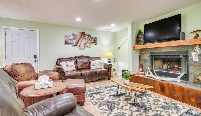 Cotter Home w/ Deck ~ 1 Mi to Big Spring Park!