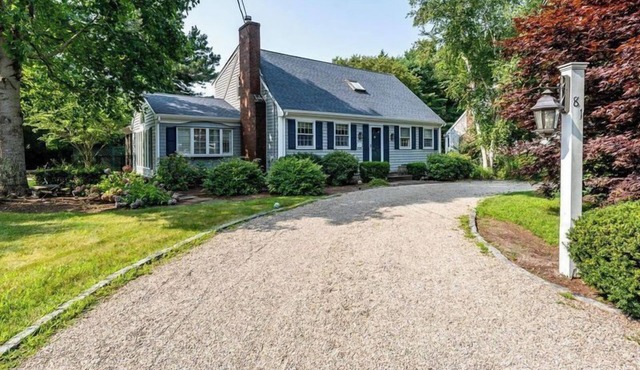 Cotuit 5 bedroom, 3 bath home, pet friendly, great location! Will sleep up to 10+, Beach pass included