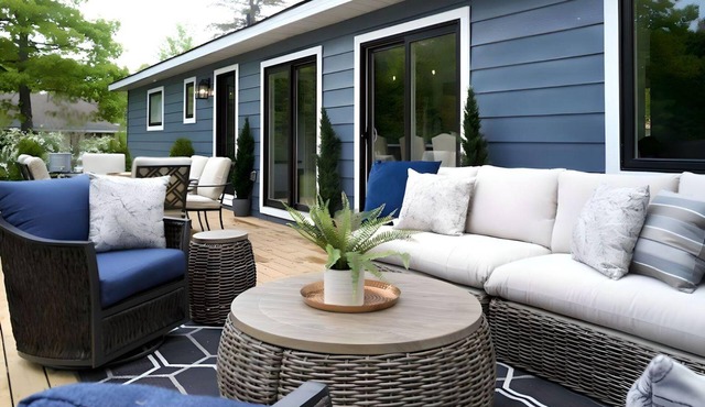 Country Club Cottage in Tiny - Moments From Beach!