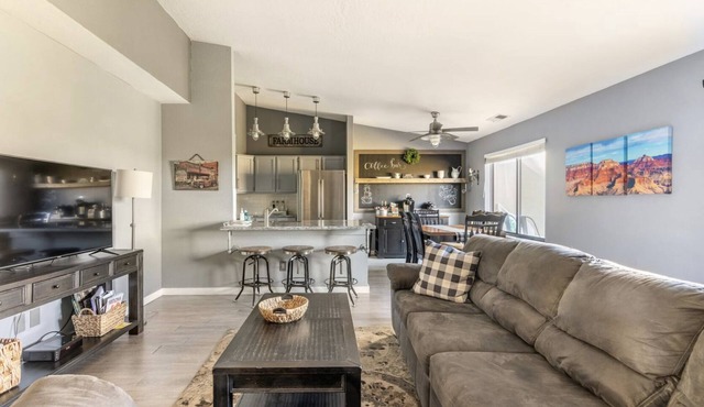 Country Club Condo - King Bed - Coffee Bar - Fireplace