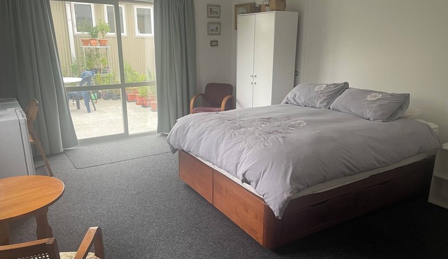 Country Getaway - Studio room with Ensuite in seven-acre landscaped gardens.