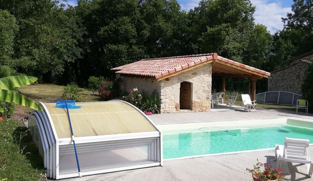 Country house built of white stone from the Cordais region