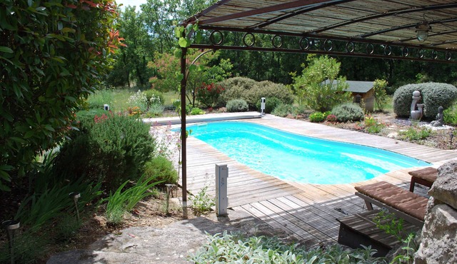 COUNTRY HOUSE AT THE FOOT OF THE LUBERON
