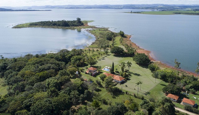 Country house, heated pool, beach, tennis court, barbecue, playground, fishing, pets allowed.