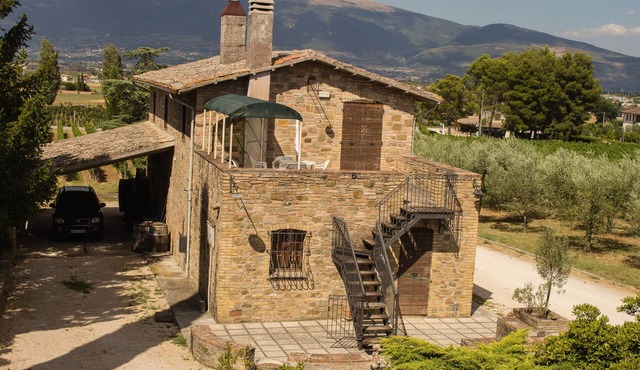 Country House Carmelita - a rustic stone manor house into the vineyards
