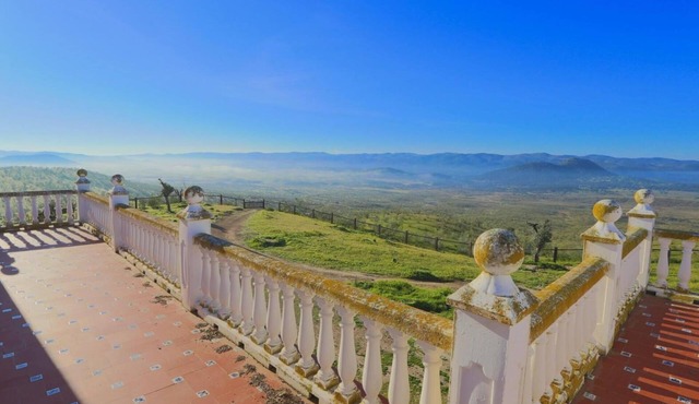 Country House 'Cortijo Los Tomillares' with Mountain View, Wi-Fi and Air Conditioning