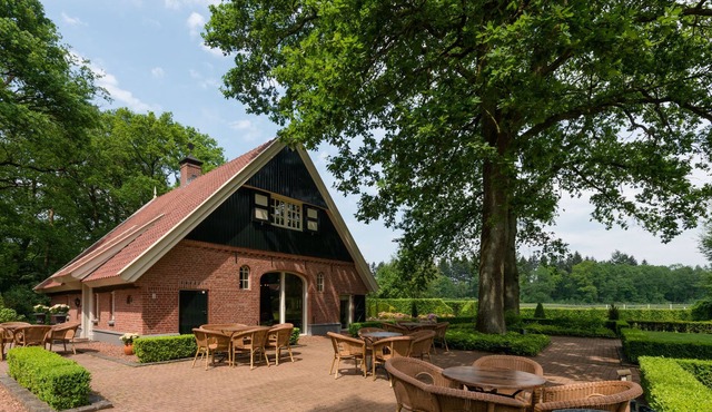 Country house in nature with private bathroom in each room