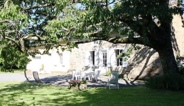Country house in Saint-Loup with garden