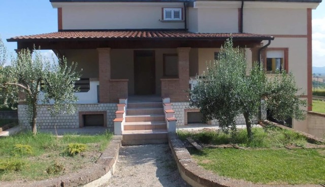COUNTRY HOUSE