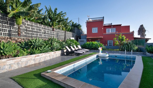 Country House 'Los Lilos' with Private Pool, Private Garden and Wi-Fi