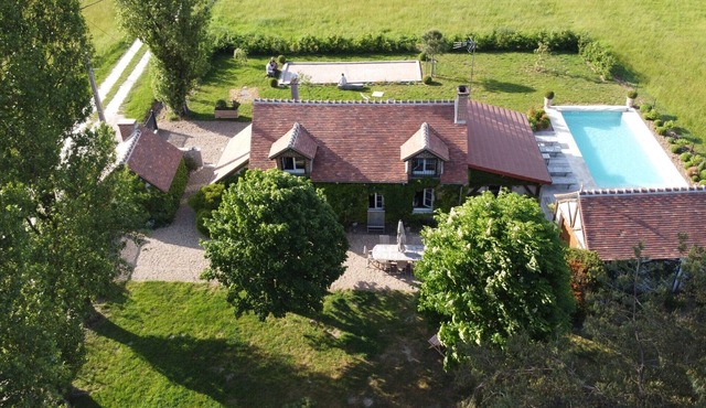 Country house near Chambord, calm, relaxation, swimming pool, meadows, woods.
