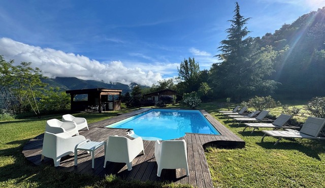 Country house with swimming pool surrounded by nature on 3ha of land