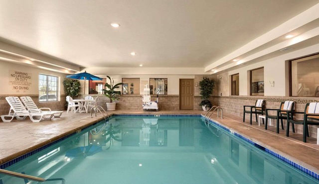 Country Inn & Suites by Radisson, Minot, ND