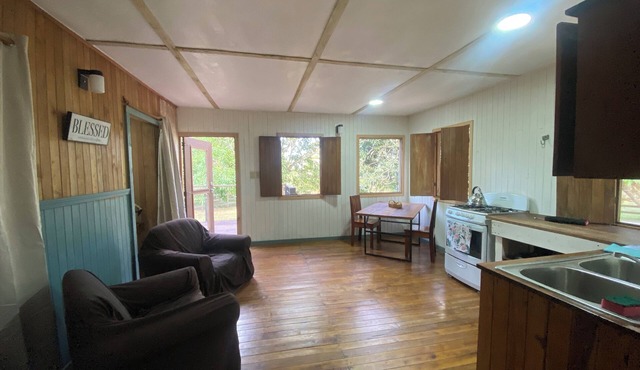 Country Peace. Walk to Market. Bus to San Ignac & SpanLook. Pets ok Upstair Deck