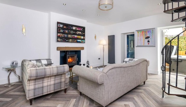 Countryside Cottage with HOT TUB, Nr Village pubs, Walks & Cycle Routes
