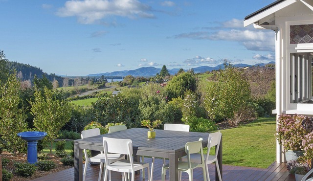 Countryside Magic - Lovely home with views of the Sea & just 6-min from Mapua!