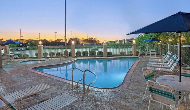 Couple Stay | 2 Miles from Vibrant Chinatown | Free Parking