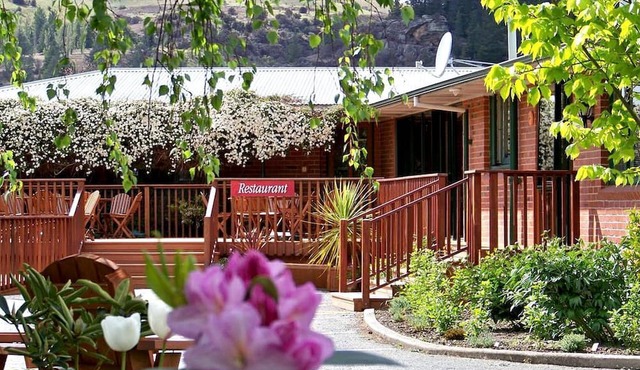 Couples' Holiday on Lake Roxburgh in Central Otago, New Zealand