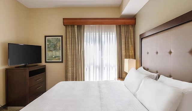 Couples Reatreat! Outdoor Pool, Full Kitchen, Free Breakfast!