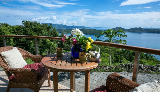 Couples Retreat, Sweeping VIEWS, Kayaks Await at the Beach!
