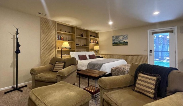 Couples Retreat with Hot Tub, Sauna and Steam Room