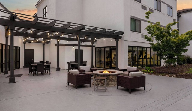 Courtyard by Marriott Charlotte Airport North
