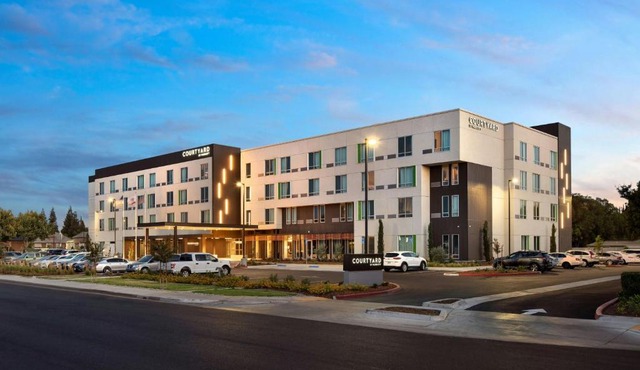 Courtyard by Marriott Fresno Clovis