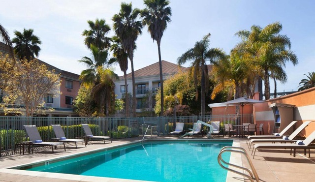 Courtyard by Marriott Oakland Airport