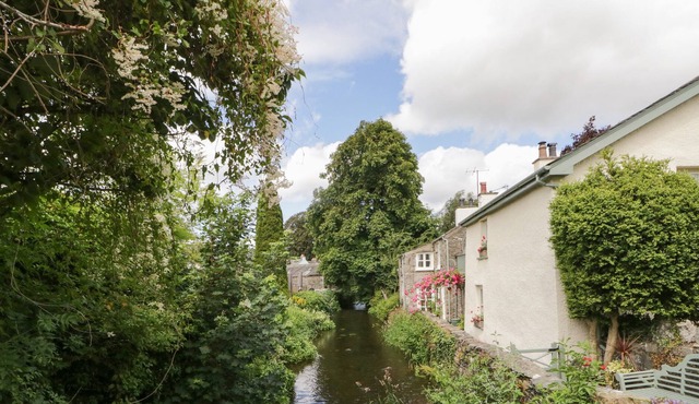 COURTYARD COTTAGE, family friendly, with a garden in Cartmel