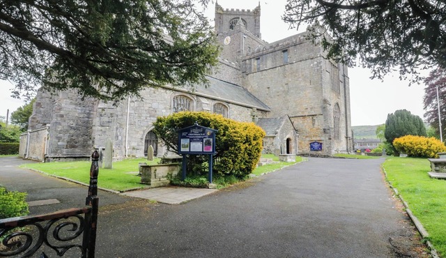 COURTYARD COTTAGE, pet friendly, with a garden in Cartmel