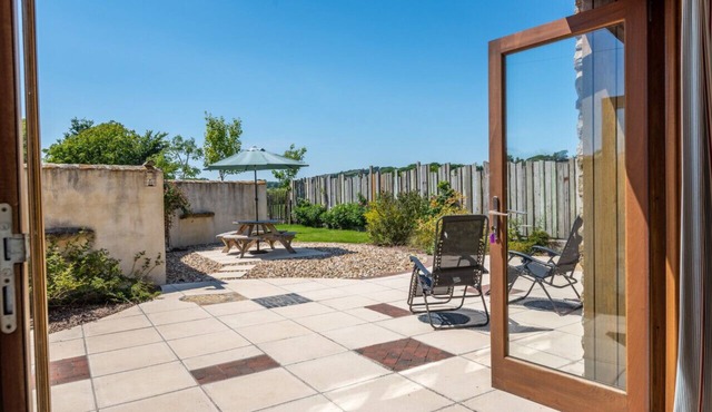 Courtyard Cottage - Three Bedroom House, Sleeps 6