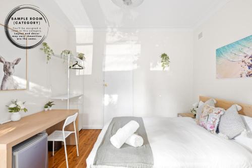 Courtyard Double Room - Next to Transport & Shops in Killara - Shared Bathroom