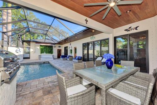 Courtyard Home with Pool, Spa & Sauna close to Beach & City Center