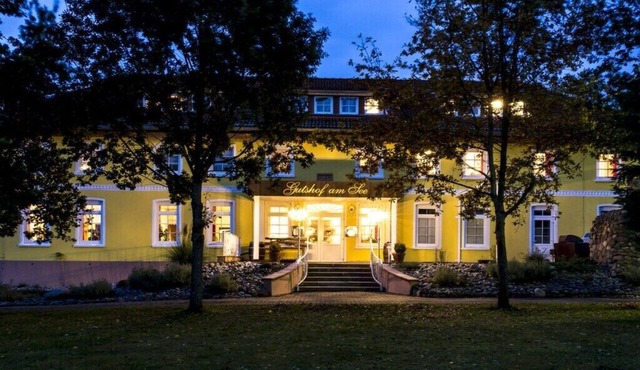 Courtyard view - manor by the lake